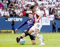 Alex Arce disputa el balón con el defensor Mateo Carabajal en la final de la Liga Pro