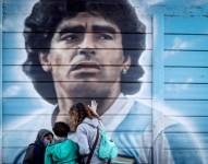 Fotografía de archivo de un mural de Diego Maradona.