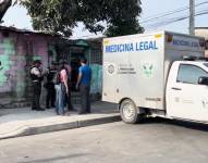 Imagen del carro de Medicina Legal en una escena del crimen, de una vivienda en Guasmo Sur, Guayaquil.