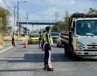 Control de tránsito vehicular en Quito.