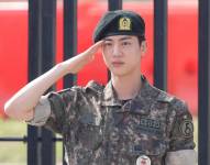 Jin, miembro de BTS, saluda a la 5.ª División de Infantería del Ejército después de completar sus 18 meses de servicio militar obligatorio en Yeoncheon.