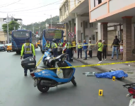 Una adulta mayor murió en el centro de Guayaquil tras caer de un bus en movimiento
