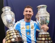 Lionel Messi con dos trofeos de la Copa América.