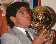 Maradona y el Balón de Oro que ganó en 1986.
