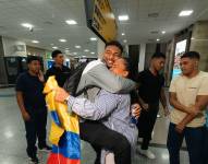 El efusivo abrazo de Michael Morales con Katty Hurtado al llegar al aeropuerto de Guayaquil, la madrugada de este sábado 31 de agosto.