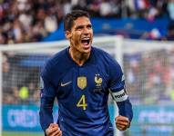 Raphael Varane celebra un gol con la selección de Francia