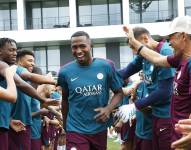 Willian Pacho en su primer entrenamiento con el PSG