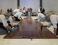 Varias instituciones y personalidades se unieron para romper el récord Guinness de la barra de chocolate más grande del mundo, en Guayaquil.