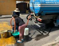 Los barrios afectados por los cortes de agua reciben el servicio mediante tanqueros.