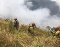 Imagen referencial de los trabajos para sofocar incendios en Azuay.