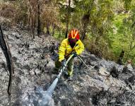 Bomberos luchan contra tres incendios forestales en Cuenca