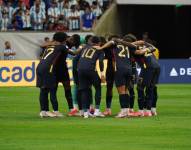 Jugadores de Ecuador reunidos en el campo de juego previo al partido ante Argentina por Copa América