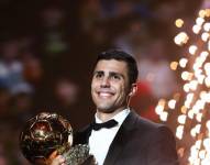 Rodri posa con el Balón de Oro 2024