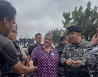 La ministra del Interior, Mónica Palencia Núñez, junto a los oficiales de la Policía Nacional.