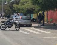 Imagen de policías y personal de Medicina Legal en los exteriores de una escuela en Manta, tras el asesinato de una madre de familia.