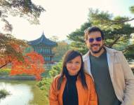 Fotografía de Jorge Ulloa y Nataly Valencia en su luna de miel en Corea del Sur