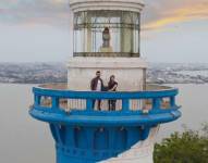 Con un video difundido en redes sociales, en el que se observa a Topic y Calvache desde el faro del cerro Santa Ana, en Guayaquil, el tándem informó que estaba listo para rescatar el Ecuador.