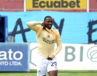 El jugador de Universidad Católica, Gregory Anangonó, celebra su gol contra Macará