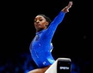 Simone Biles en una competencia de gimnasia artística