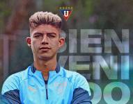 Gabriel Villamil posa con la indumentaria de su nuevo equipo, Liga de Quito