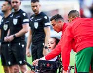 Cristiano Ronaldo ayuda a una niña en silla de ruedas