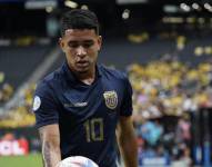 Kendry Páez sostiene el balón de la Copa América 2024 en el partido ante Jamaica