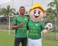 Michael Morales junto con el Bananerito, mascota del Orense SC