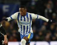 El lateral izquierdo del Brighton, Pervis Estupiñán, en el partido contra el Arsenal por la fecha 20 de la Premier League