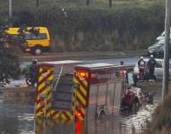 Una ambulancia atrapada en el agua.