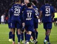 Jugadores del PSG celebran el gol de Barcola ante el Estrasburgo por la Ligue 1