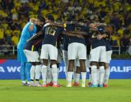 Jugadores de la selección de Ecuador reunidos en el centro del campo previo al partido ante Colombia