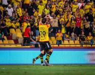 Octavio Rivero celebrando un gol ante la hinchada de Barcelona SC.