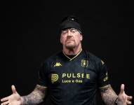 El exluchador de la WWE, The Undertaker, luce la nueva camiseta del Genoa de Italia