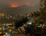 El personal de emergencias se mantiene activo para controlar el fuego.