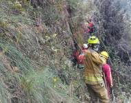 Continúan las labores de sofocación del incendio forestal reportado en el sector de Calubín, cantón Alausí.