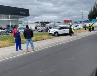 Imagen del carro donde quedó el cuerpo de un guía penitenciario en Latacunga, Cotopaxi.