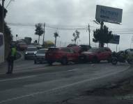 Múltiples vehículos se impactaron en Quito.