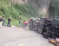 El camión se volcó en la vía Alóag - Santo Domingo.