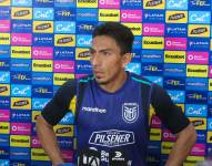 Ángel Mena de la selección de fútbol de Ecuador habla durante una rueda de prensa este lunes en Guayaquil (Ecuador).