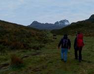 Imagen de turistas obsservando el Carihuairazo.