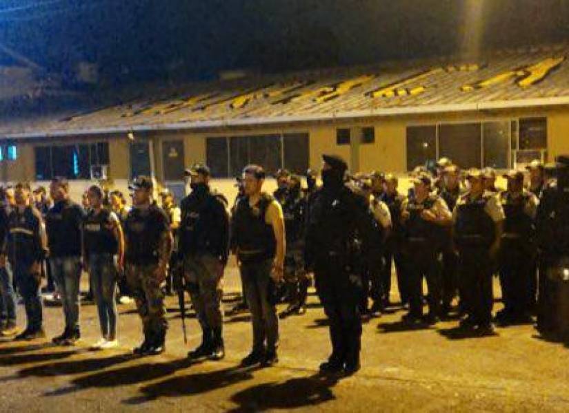 Policías se preparan para ingresar a la cárcel de Los Ríos.
