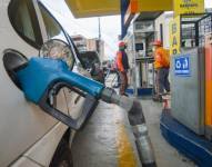 Con los nuevos precios de las gasolinas, el propietario de un auto sedán, cuya capacidad es de 10 a 12 galones de combustible, podría gastar entre 27,20 y 32,64 dólares por llenar el tanque de su carro.