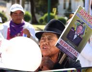 Allegados a la subteniente Pamela Ati durante un plantón en los exteriores del Ministerio de Defensa, en Quito, el 29 de julio del 2024.