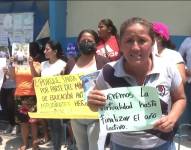 Padres de familia exigiendo que existan clases virtuales en un colegio de Guayaquil tras una masacre.