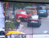 Imagen de cámaras captando el tránsito vehicular en una calle de Guayaquil, desde una instalación municipal.