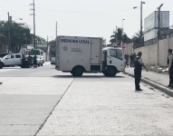 Imagen de un carro de Medicina Legal en Stella Maris, Guasmo Sur.