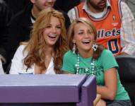 ©2006 GAMEPIKS.COM 310-828-3445 Britney Spears (C) y su hermana Jamie Lynn Spears (R) sentadas en la cancha con un hombre no identificado mientras asisten al partido de la NBA Los Angeles Lakers/Washington Wizards en el Staples Center de Los Ángeles en diciembre 17 de octubre de 2006. El trío se marchó al final del tercer cuarto y no regresó. Los Wizards derrotaron a los Lakers 121706 XYZ