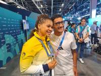 Angie Palacios y Daniel Pintado, ambos medallistas olímpicos, posan en París 2024