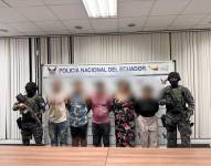 Los agentes de la Policía Nacional junto a los apresados.