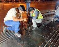 Imagen de hombres inspeccionando las juntas que tiene un tramo del Puente de la Unidad Nacional.